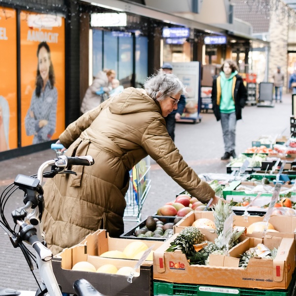 Vrijwilliger doet boodschappen op het winkelcentrum van Nieuwegein
