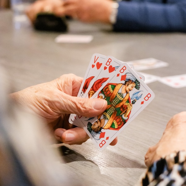 Een spel met kaarten op de soos middag