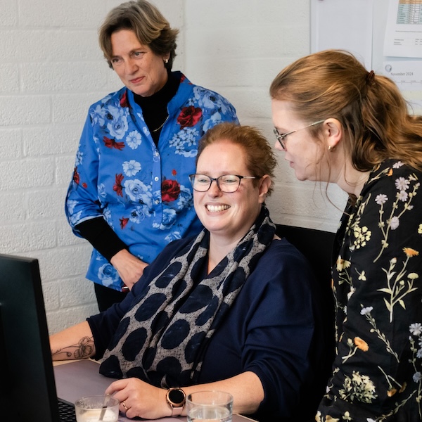 Vrijwilligers aan het werk met een aanhanger