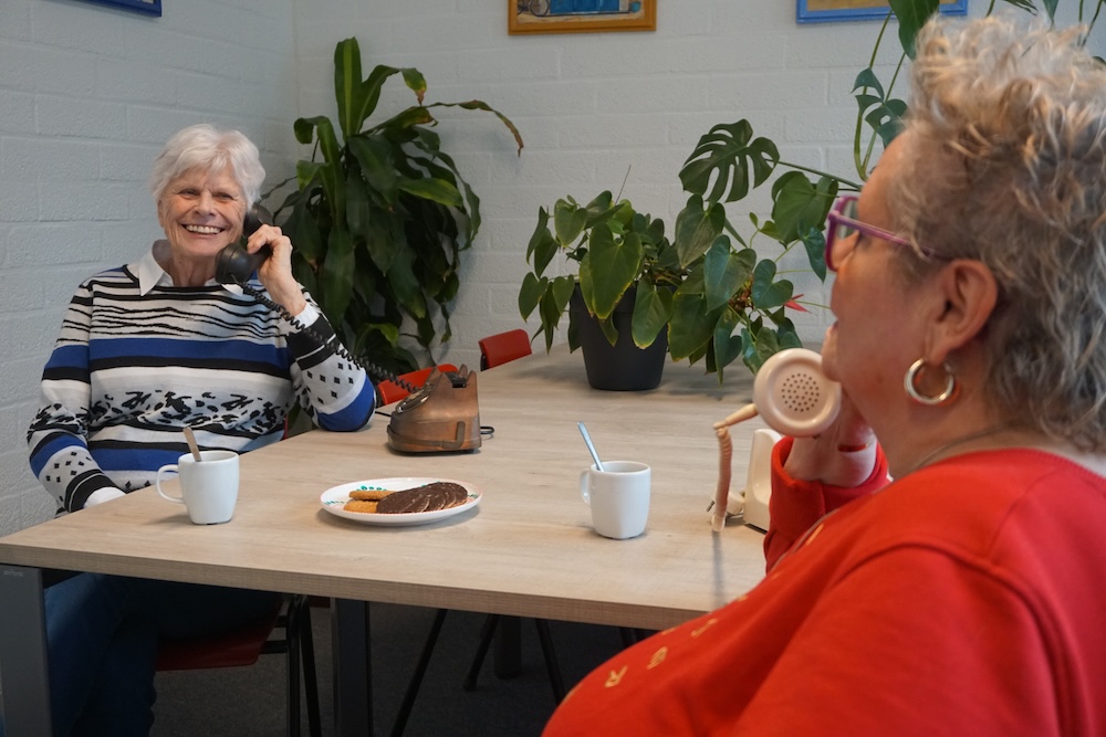 Twee dames bellen gezellig met elkaar ter illustratie van de telefooncirkel