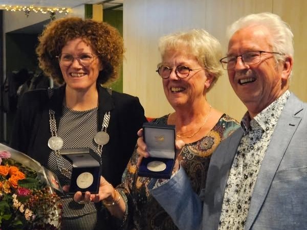 AHN Ton en Joke ontvangen de Anna van Rijn Penning van de burgermeester