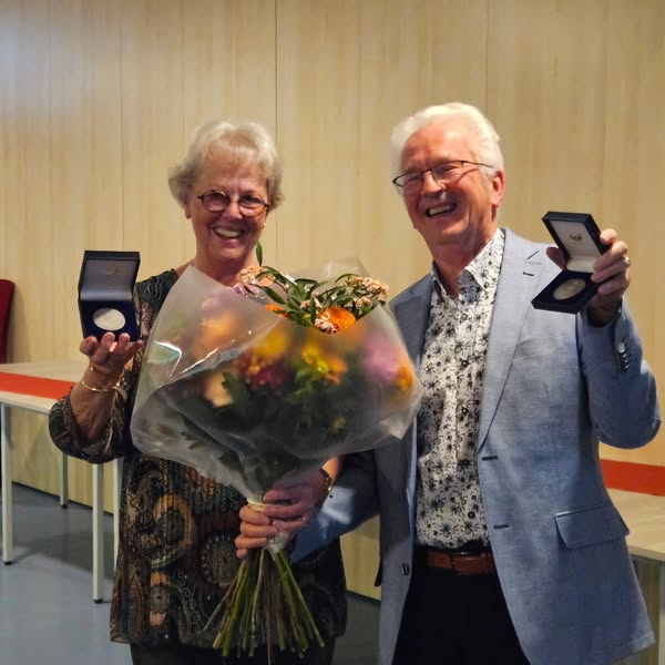Ton en Joke poseren met de Anna van Rijn penning