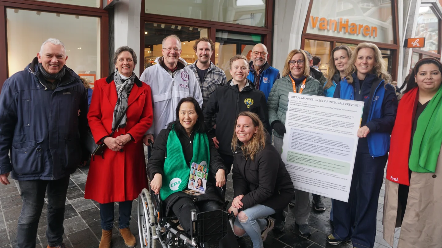 Foto Louise Mastenbroek voor Molenkruier Vertegenwoordigers van maatschappelijke, culturele en sociale organisaties bieden de lijsttrekkers van politieke partijen een gezamenlijk manifest aan.